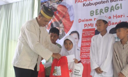 Peringati HUT ke-40, PMI Kabupaten Bandung Santuni Anak Yatim dari PMR dan Desa Sekitar Markas