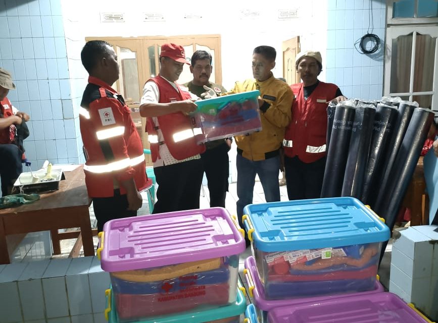 Longsor Terjang Desa Kendan, Nagreg: Puluhan Warga Mengungsi, Korban Luka Dievakuasi