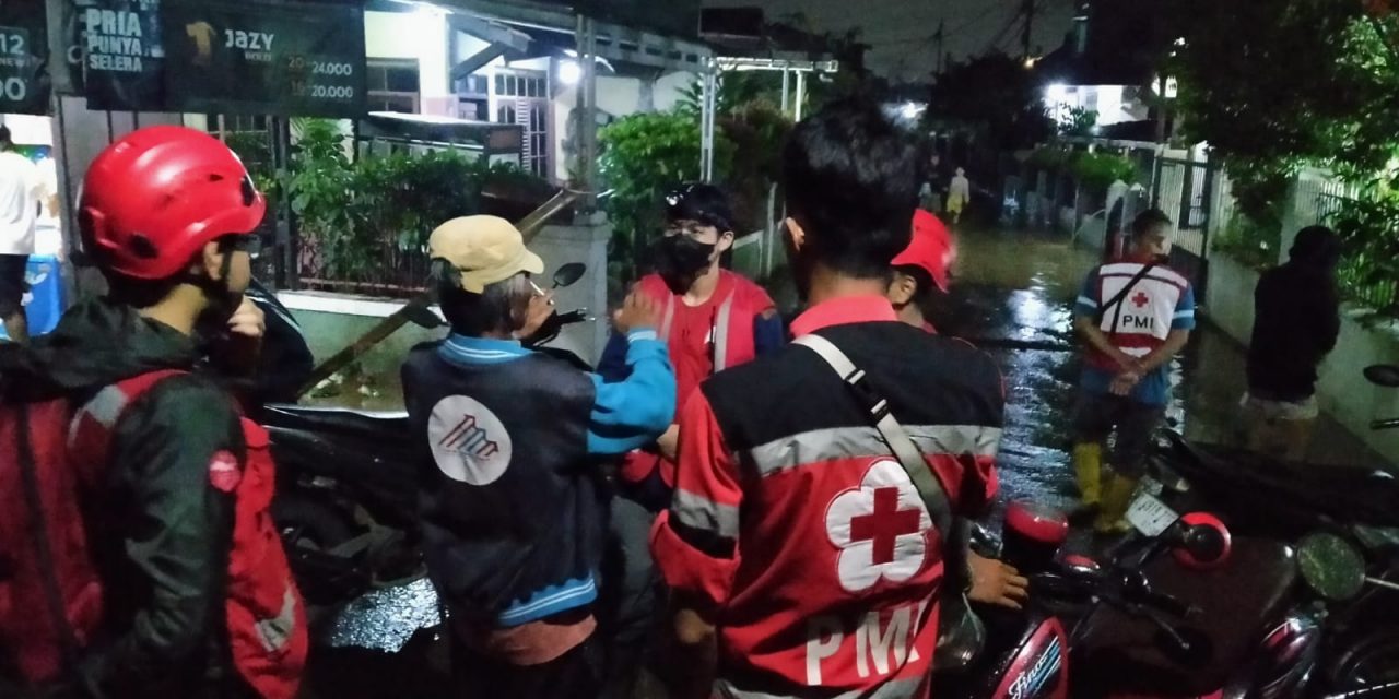 Aksi Cepat Tanggap PMI Kabupaten Bandung Hadapi Banjir di Bandung