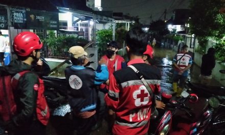 Aksi Cepat Tanggap PMI Kabupaten Bandung Hadapi Banjir di Bandung