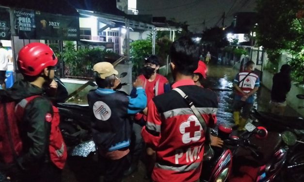 Aksi Cepat Tanggap PMI Kabupaten Bandung Hadapi Banjir di Bandung