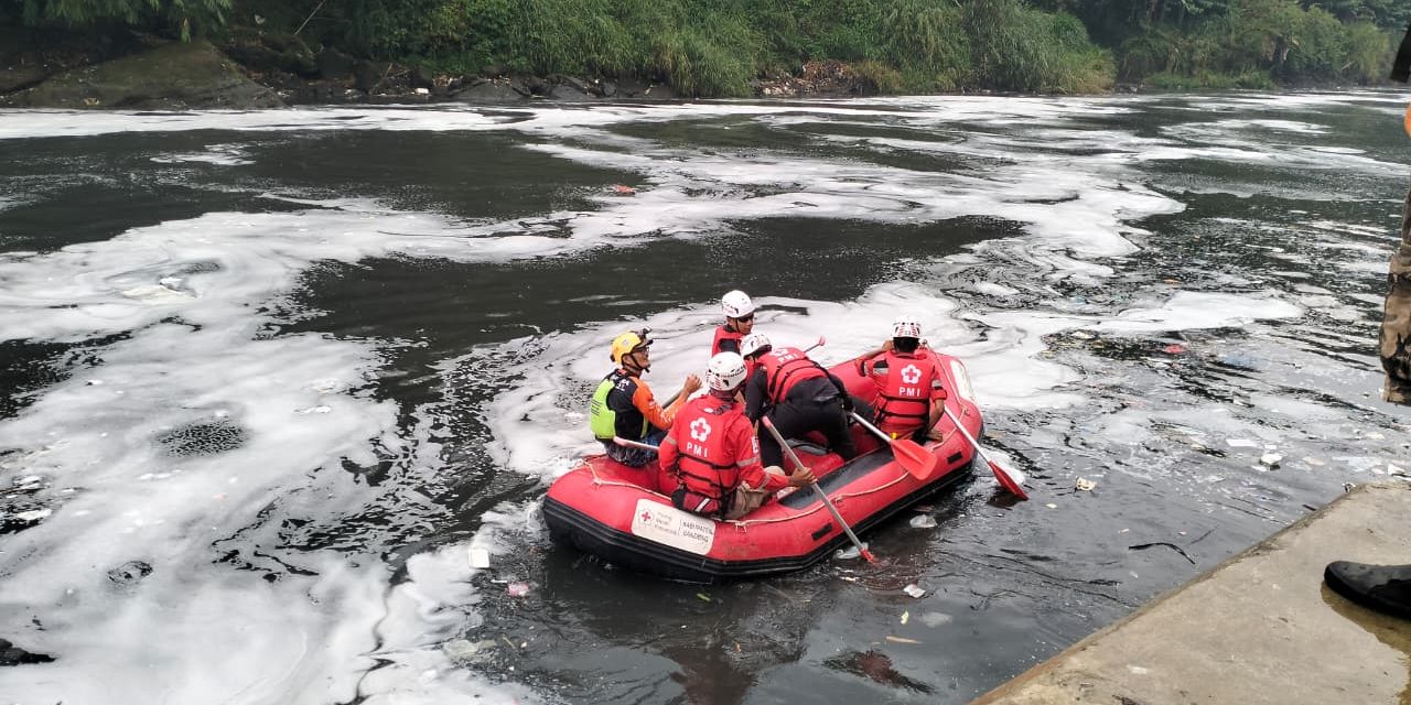 Korban Tenggelam di Sungai Citarum Ditemukan Setelah Penyisiran Intensif Tim SAR Gabungan dan Relawan PMI