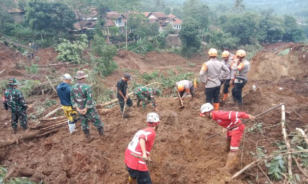 Longsor Menerjang Arjasari, 3 Warga Hilang dan Puluhan KK Mengungsi; PMI Turunkan Tim Respons Cepat