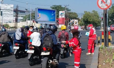 Tanggap Darurat Sebaran Abu Vulkanik, Relawan PMI Kabupaten Bandung Bagikan Ratusan Masker di Soreang