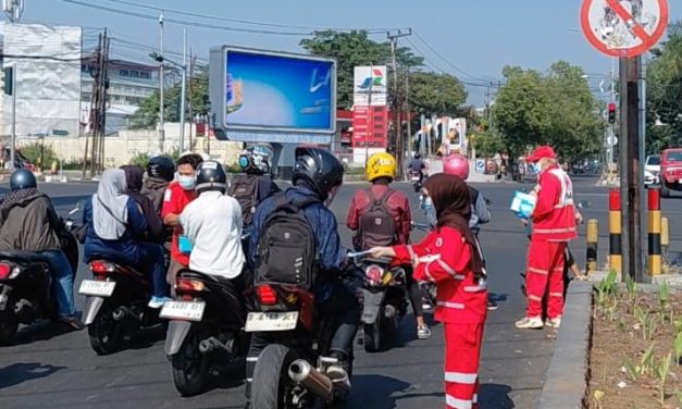 Tanggap Darurat Sebaran Abu Vulkanik, Relawan PMI Kabupaten Bandung Bagikan Ratusan Masker di Soreang