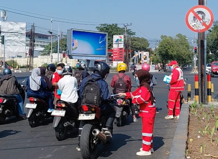 Tanggap Darurat Sebaran Abu Vulkanik, Relawan PMI Kabupaten Bandung Bagikan Ratusan Masker di Soreang
